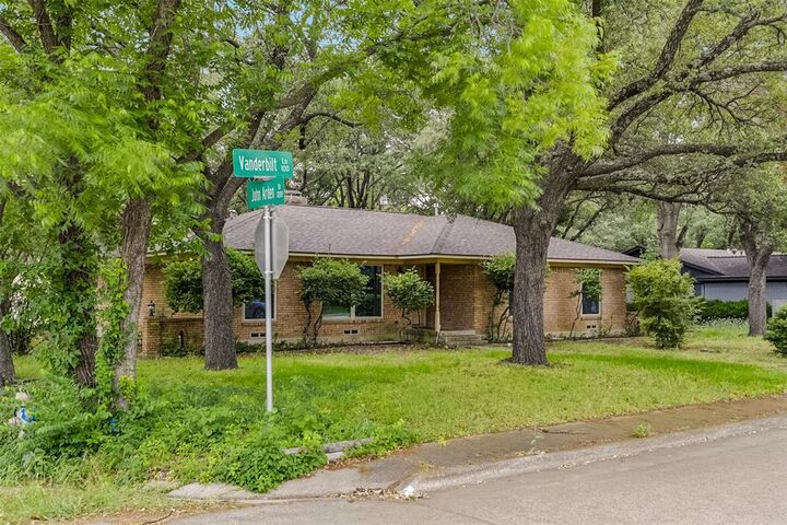 Property Photo:  101 Vanderbilt Lane  TX 75165 