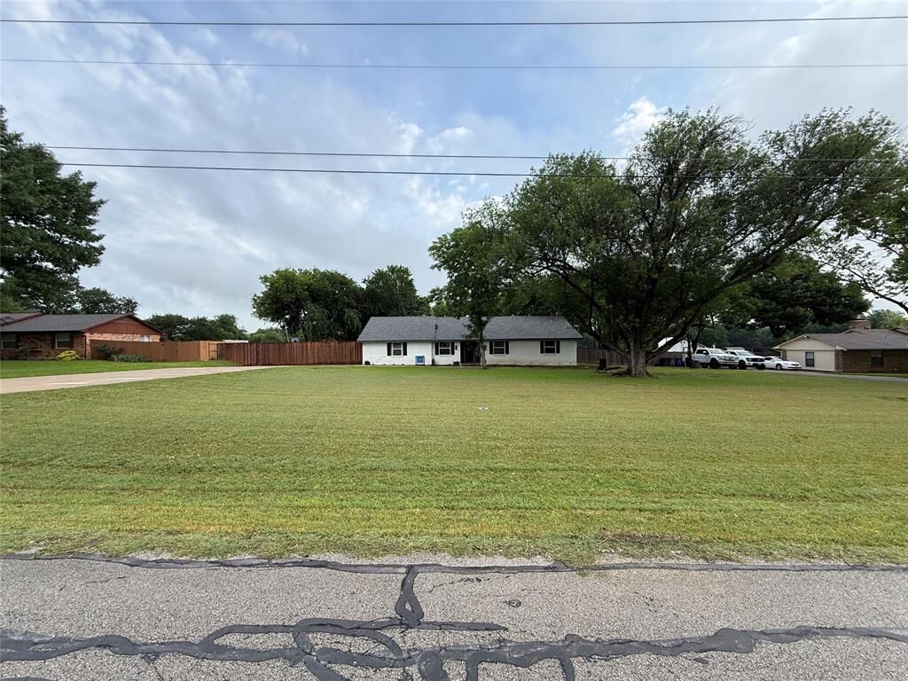 Property Photo:  112 Lariat Trail  TX 75154 