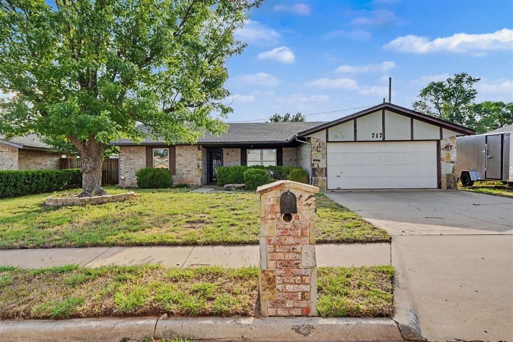 Property Photo:  717 Windsor Drive  OK 73521 