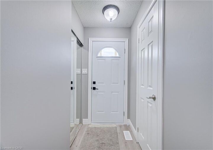 Photo de la propriété:  150 Gateshead Crescent 17  ON L9G 4A7 