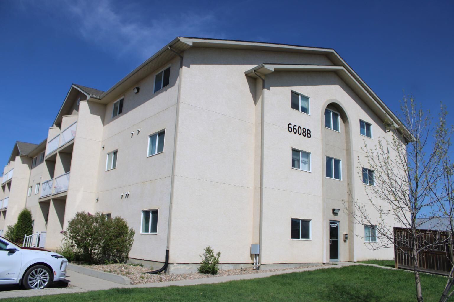 Property Photo: 6608 42 Street 109B AB T9V 3L1