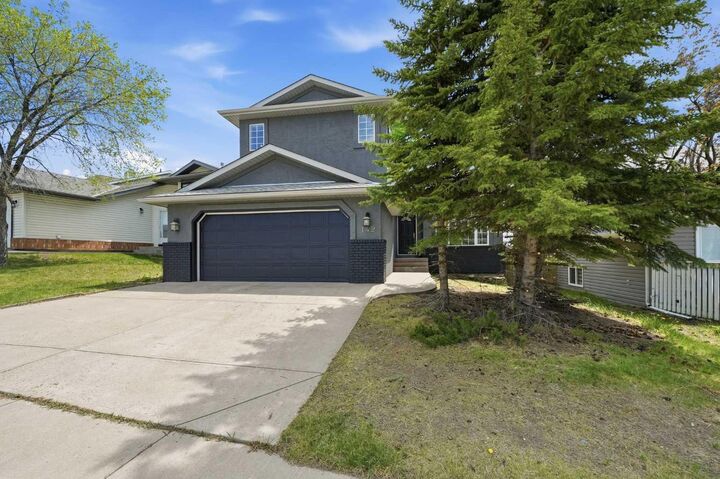 Property Photo: 142 Elizabeth Way SE AB T4B 2H5