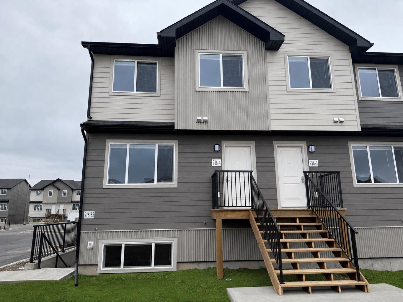 Property Photo: 916 40 Avenue N 4 AB T1H 7G9