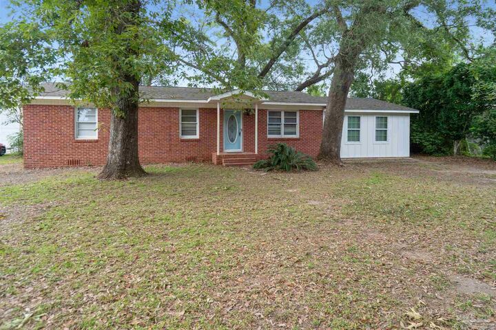 Property Photo: 118 Czar Ln FL 32503