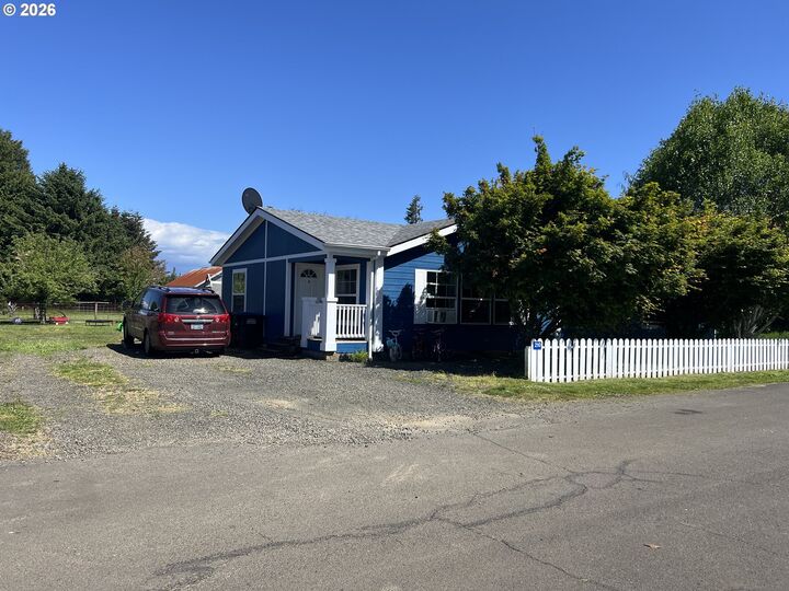 Property Photo: 210 NW Grinstead St OR 97380