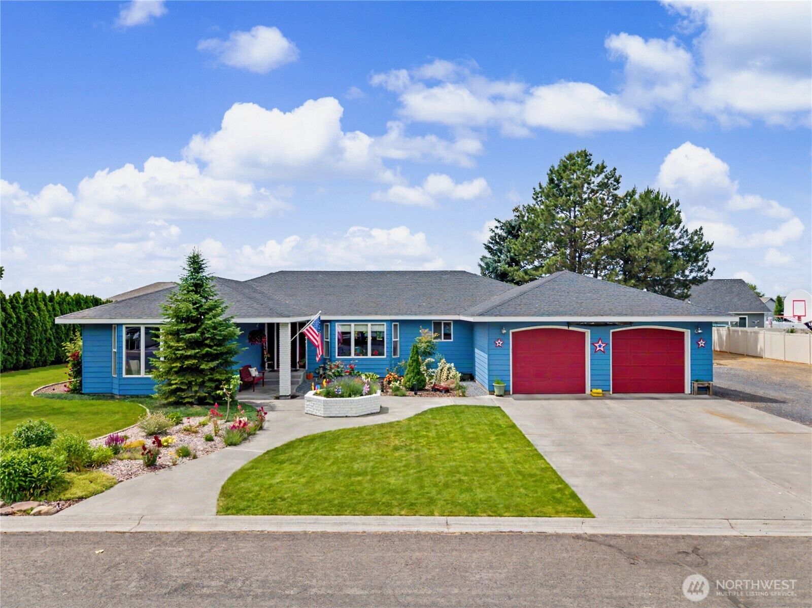 Property Photo: 9373 Naples Street SE WA 98837