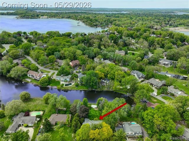 Property Photo:  2026 W Bend Court  MI 48302 