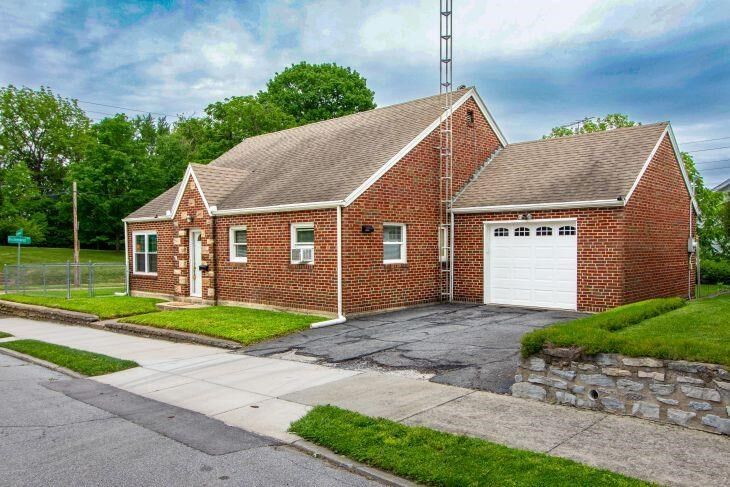 Property Photo:  445 Sedgwick Place  IN 47374 