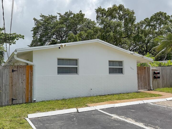 Property Photo:  1827 SW 21st St  FL 33315 