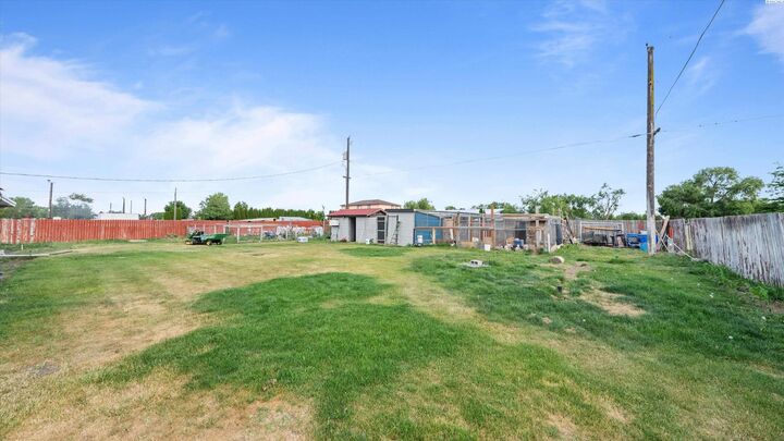 Property Photo: 215906 E Locust Pr SE WA 99337