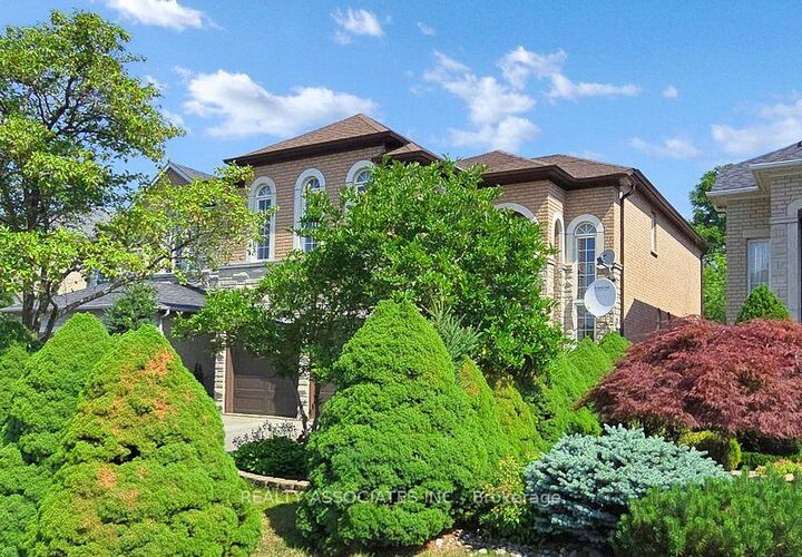 Property Photo: 2 Lord Nelson Court ON L4S 1Y1