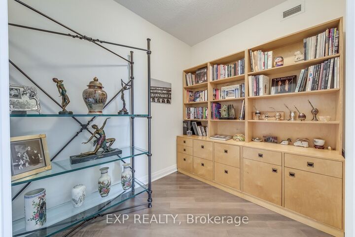 Property Photo: 1055 Southdown Road 905 ON L5J 0A3