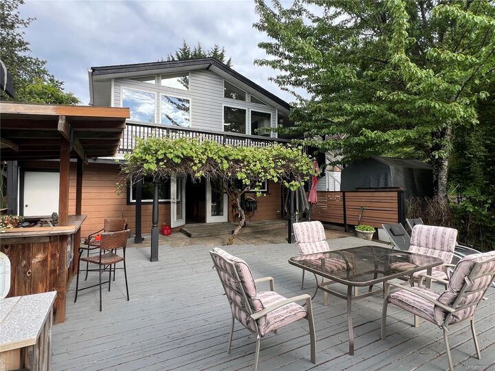9146 West Saanich Rd — photo 1