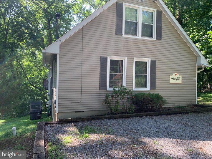 Property Photo:  132 Pinecrest Ln  VA 20135 
