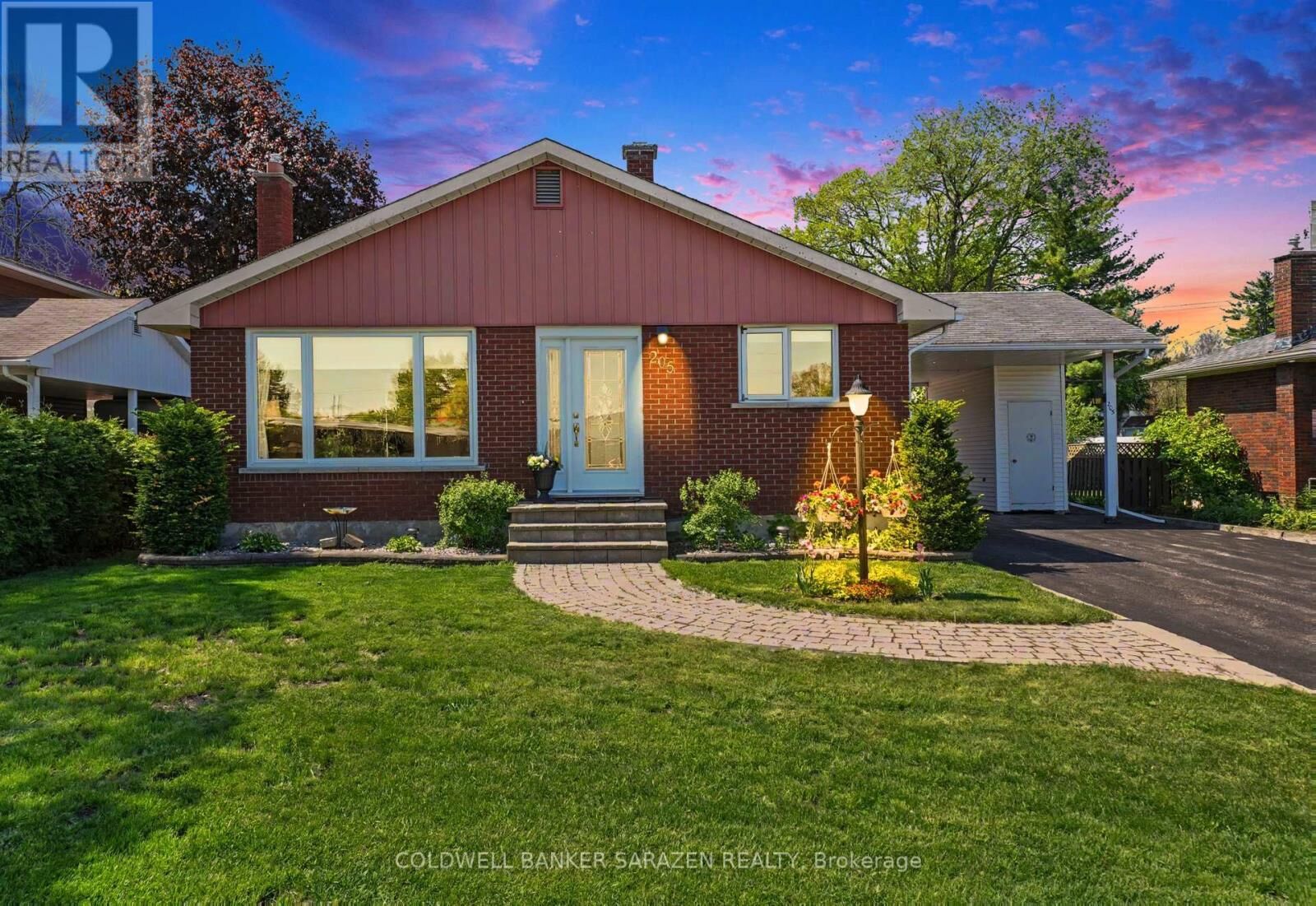 Property Photo:  205 Airth Boulevard West  ON K7V 2J7 
