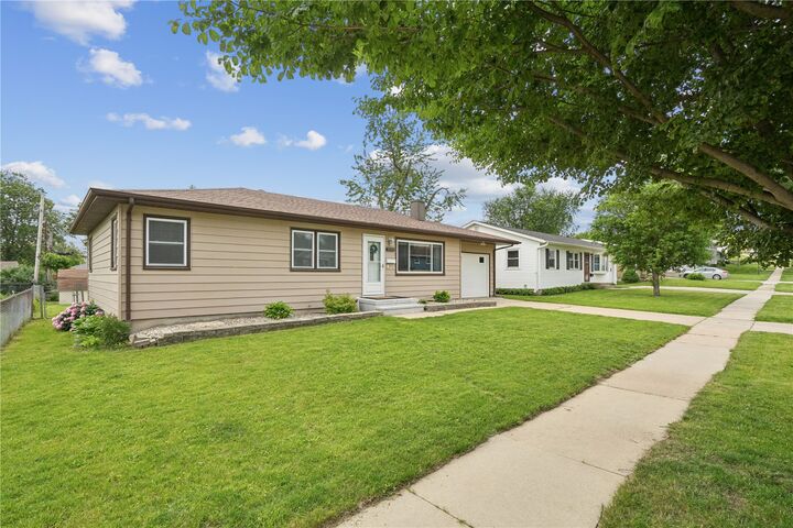 Property Photo: 2713 Evelyn Drive SW IA 52404