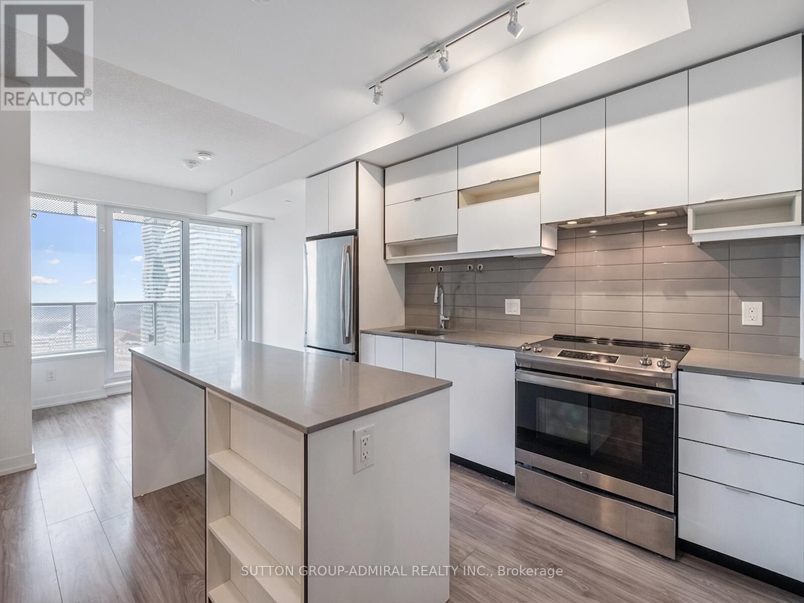 Property Photo:  4065 Confederation Parkway 3209  ON L5B 4N1 