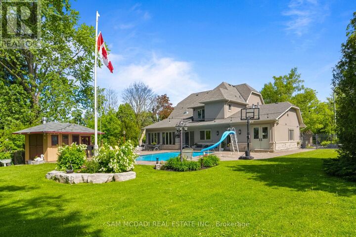 Property Photo:  2411 Thorn Lodge Drive  ON L5K 1K8 