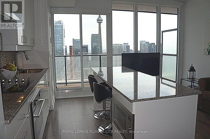 Property Photo:  426 University Avenue 4007  ON M5G 1S9 