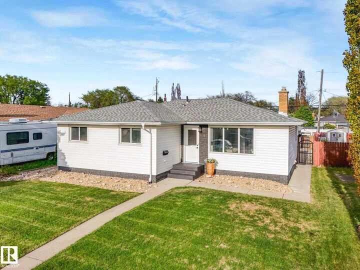 Property Photo:  9207 169 St NW NW  AB T5R 2X3 