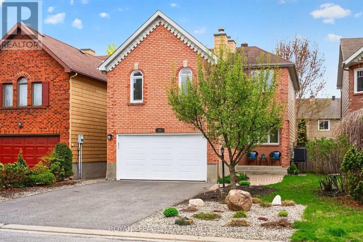Property Photo:  27 Inwood Drive  ON K2M 1Z5 