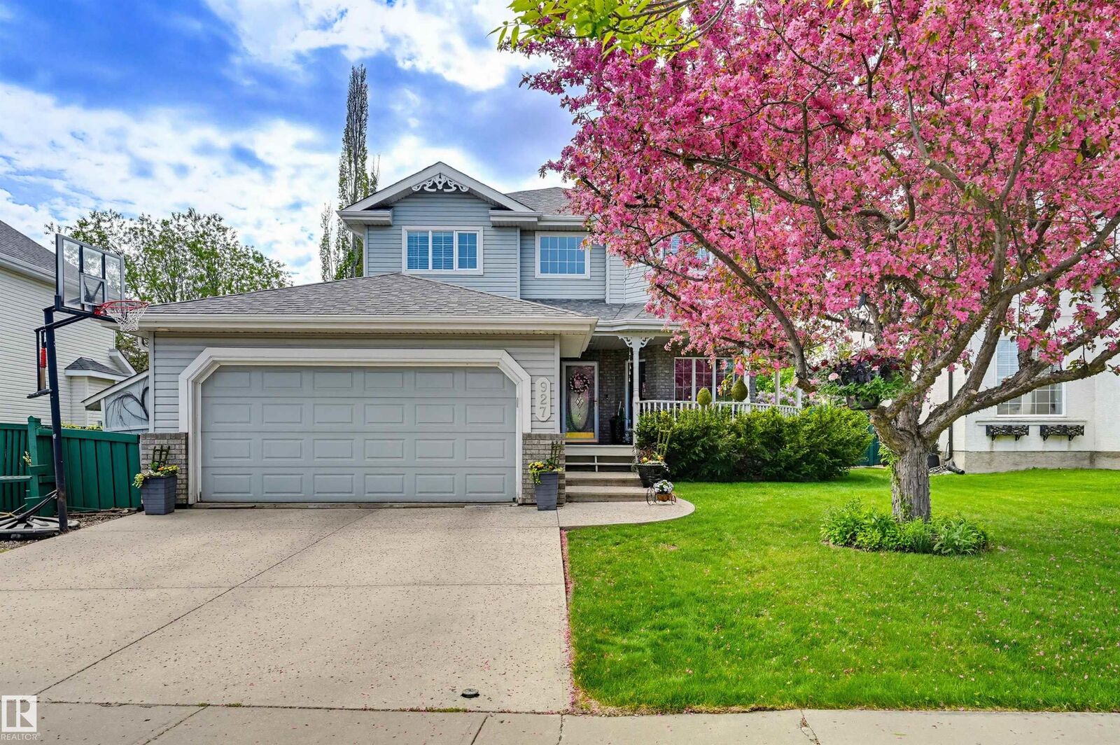 Property Photo: 927 Hampton Court NW AB T6R 2S2