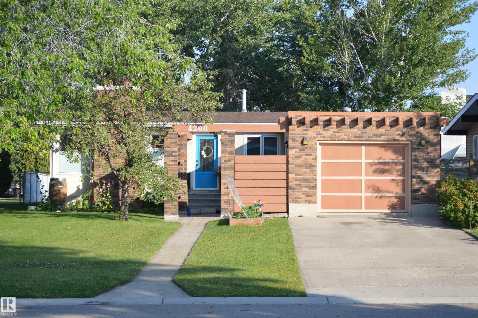 Property Photo:  4208 89 Street NW  AB T6K 1B9 