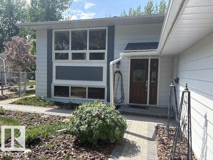 Property Photo:  18 Flint Crescent  AB T8N 1Y8 