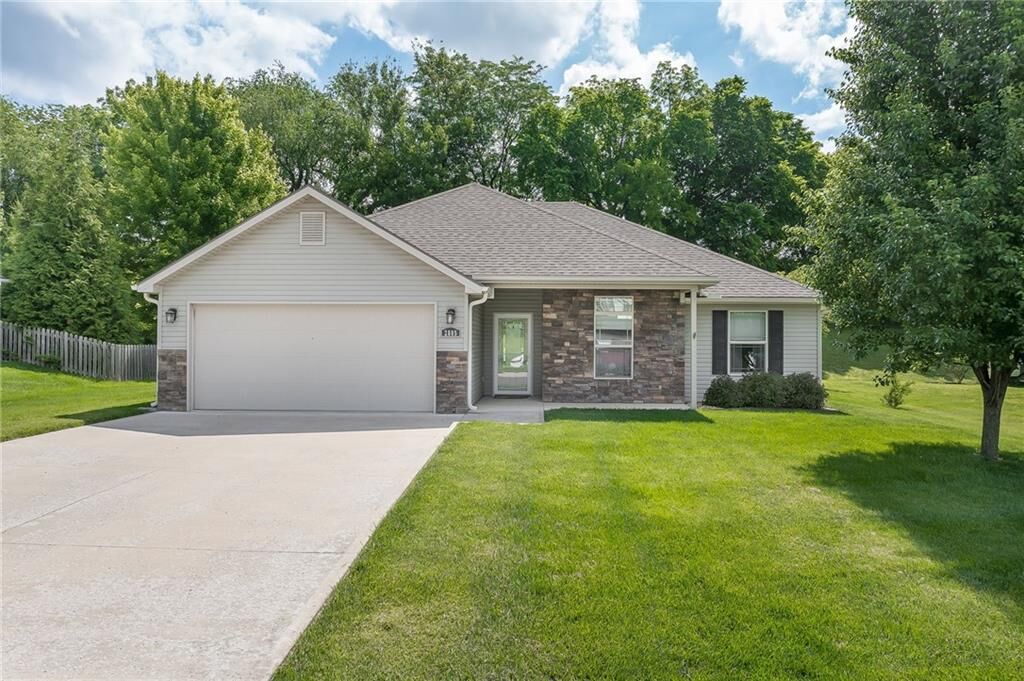 Property Photo: 2805 Meadow Ridge Drive MO 64504