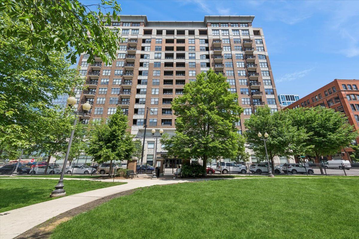 Property Photo:  849 N Franklin Street 1121  IL 60610 