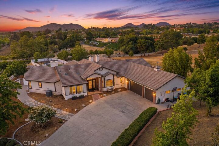 Property Photo:  41110 Los Ranchos Cir  CA 92592 
