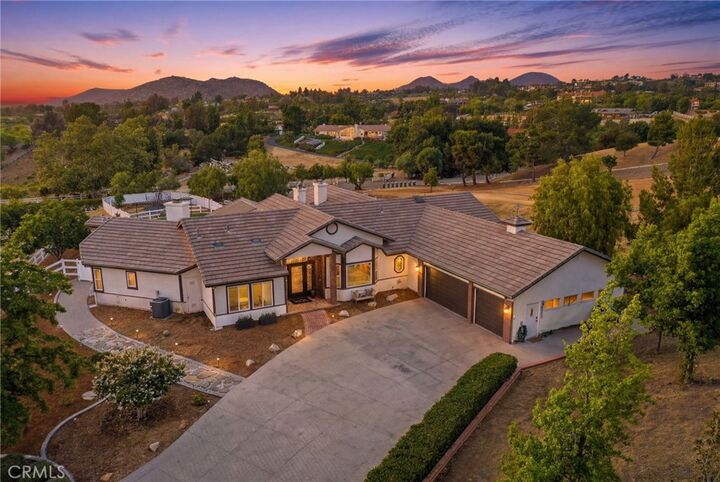 Property Photo:  41110 Los Ranchos Cir  CA 92592 