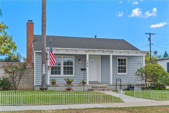 Property Photo: 320 E 44th CA 90807