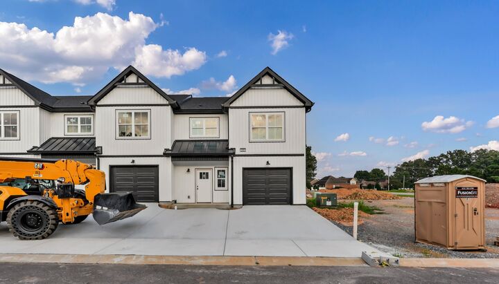 Property Photo: 166 Sango Dr Bldg 6 54 TN 37043
