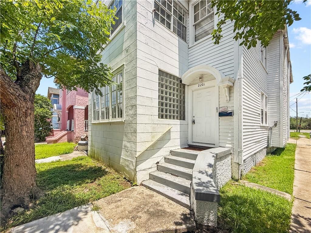 Property Photo:  2203 Broadway Street  LA 70118 