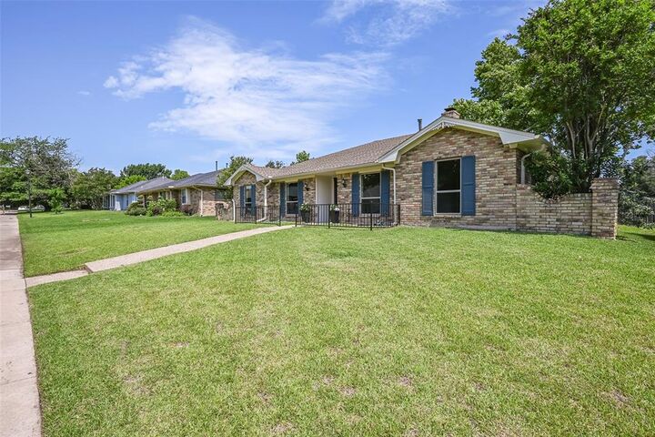 Property Photo: 1913 Middle Glen Drive TX 75007
