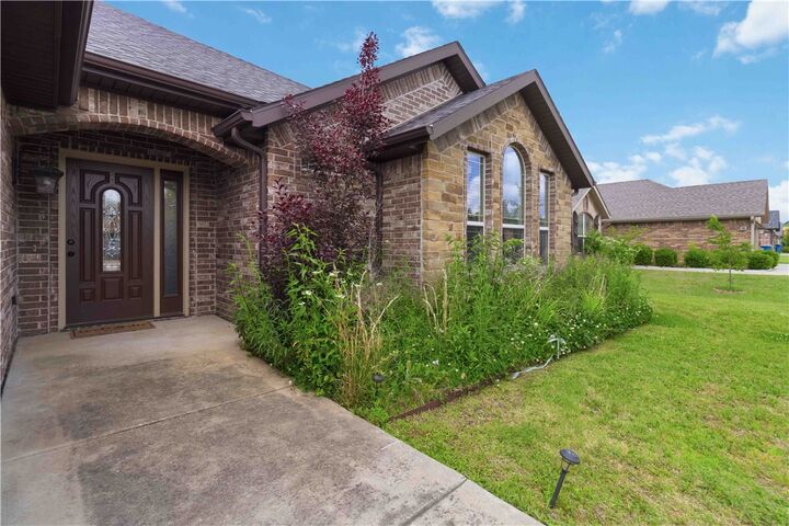 Property Photo:  1900 SW Birch Street  AR 72713 