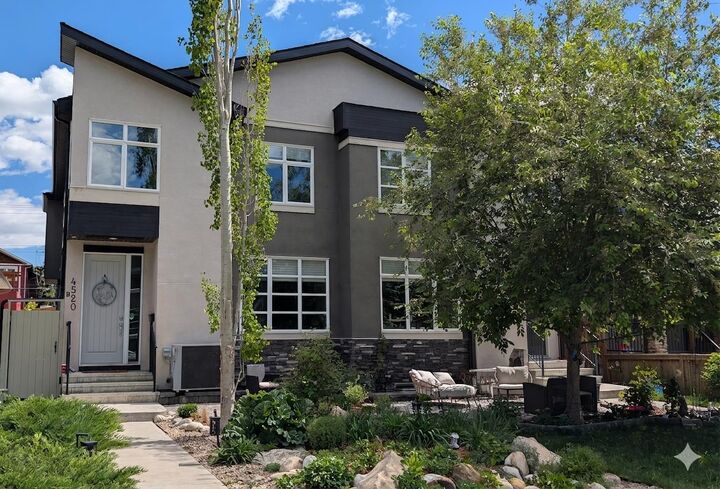 Photo de la propriété:  4520B 17 Avenue NW  AB T3B 0P1 