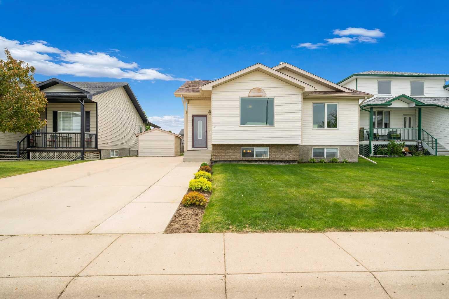Property Photo: 91 Hunt Crescent NE AB T1C 1Y4