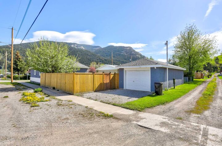 Property Photo:  13302 17 Avenue  AB T0K 0E0 