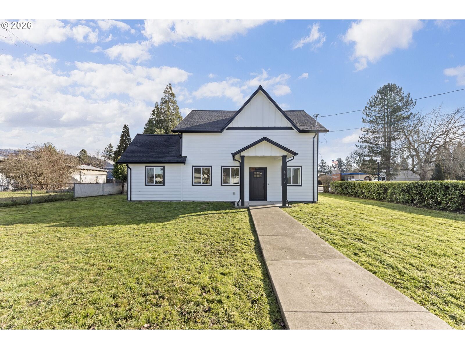 Property Photo:  413 S Trade St  OR 97101 