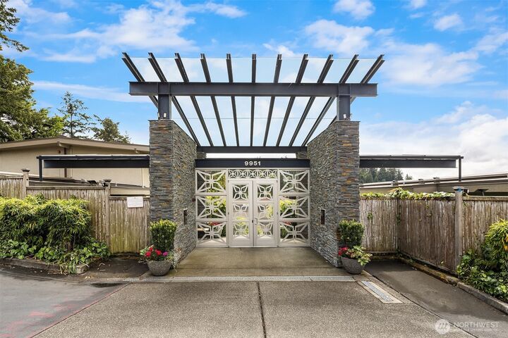 Property Photo: 9951 Lake Washington Blvd NE 23 WA 98004