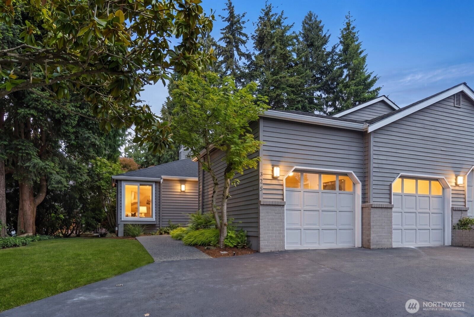 Property Photo:  325  7th Avenue S  WA 98033 