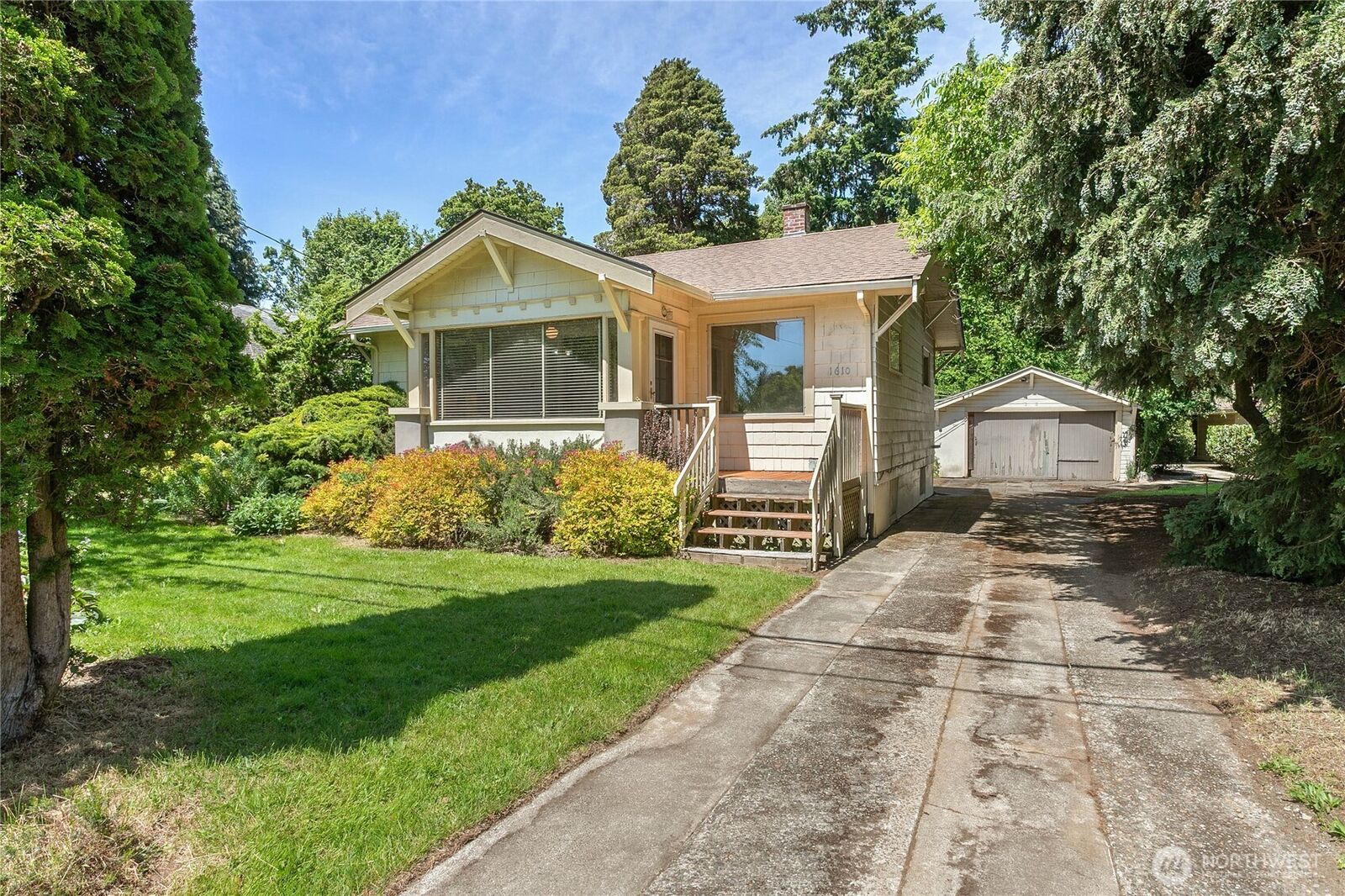 Property Photo:  1610 E Maplewood Avenue  WA 98225 