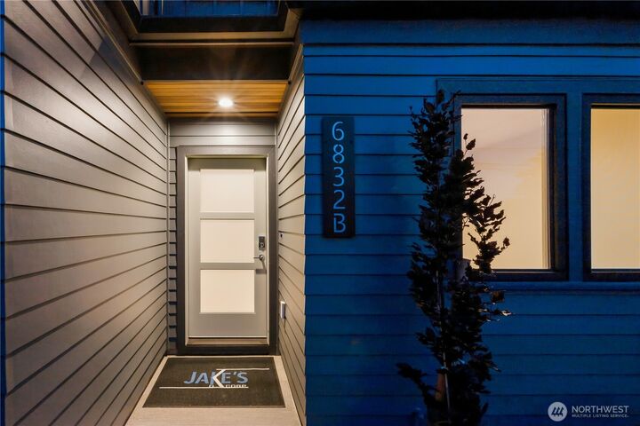 Property Photo:  6832  47th Avenue NE B  WA 98115 