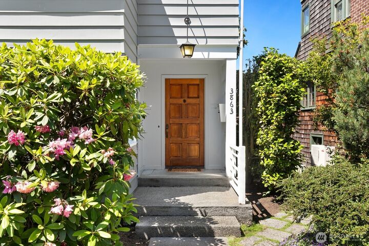 Property Photo:  3863  44th Avenue NE  WA 98105 