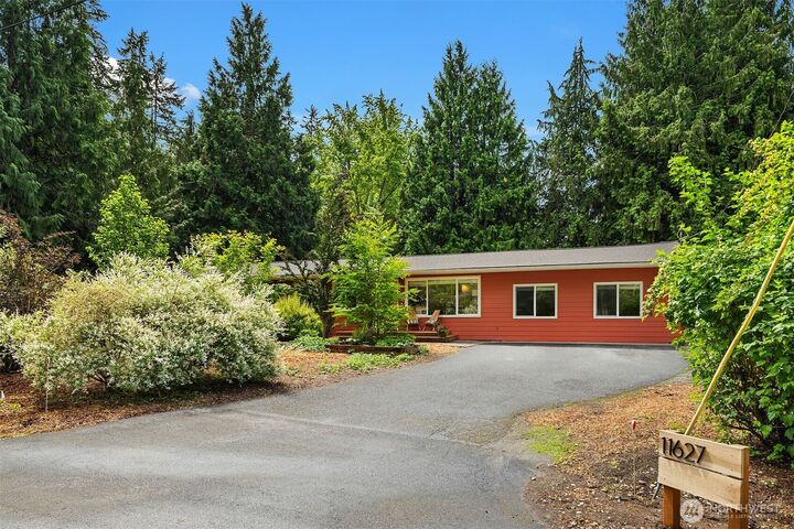 Property Photo:  11627  204th Avenue NE  WA 98053 