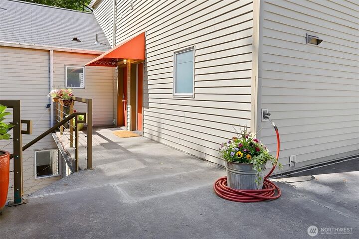 Property Photo:  3406 W Government Way 7  WA 98199 