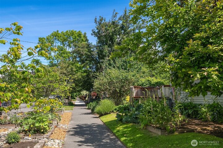Property Photo:  5216  9th Avenue NW  WA 98107 
