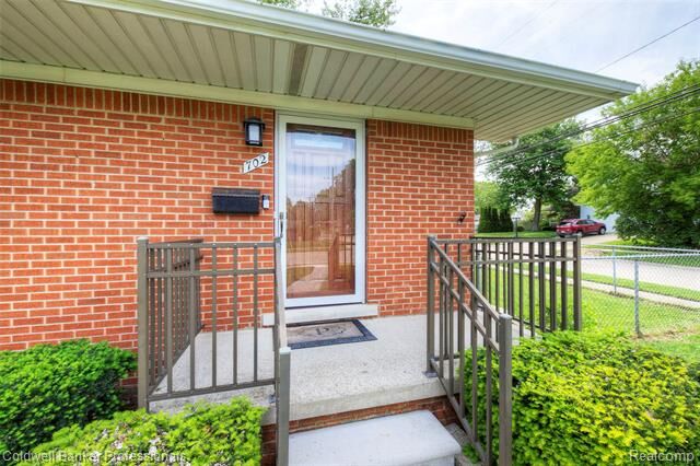 Property Photo:  702 Woodlawn Avenue  MI 48073 